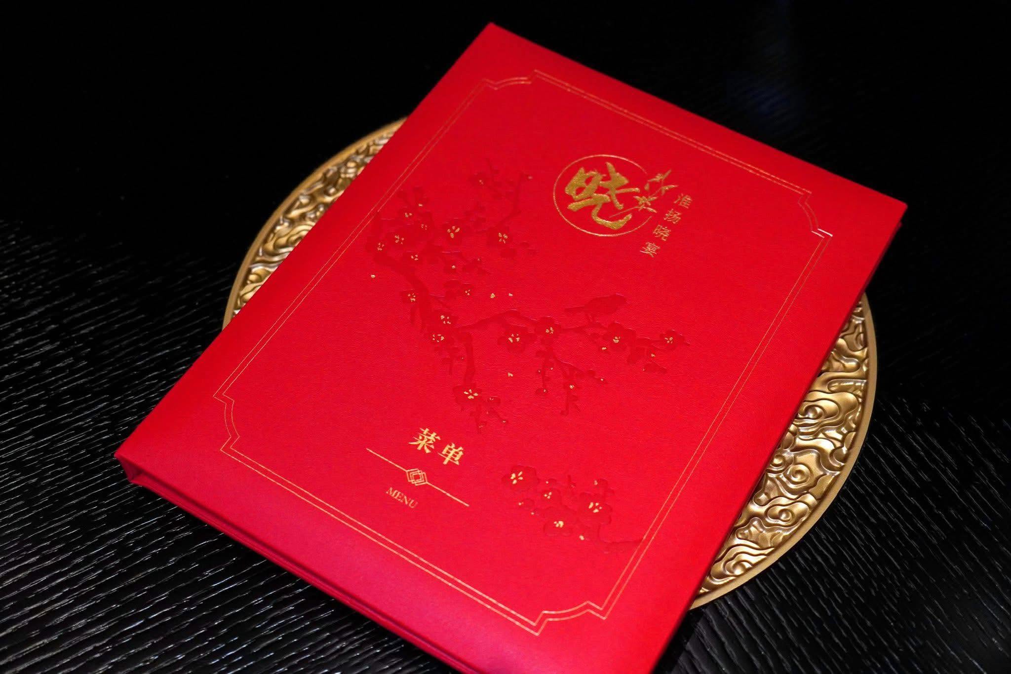 🎗️ เชฟ Zhou Xiaoyan ได้รับการขนานนามให้เป็น 'The Godfather of Huaiyang Cuisine' เขาเกิดที่เมืองหวยอันในปี 1964 ก่อนจะเข้ารับการศึกษาในโรงเรียนสอนทำอาหารและเริ่มต้นทำงานเป็นเชฟที่ร้านอาหารในเมืองบ้านเกิดอยู่นานกว่าสิบปี ต่อมาเขาดำรงตำแหน่งเป็นประธานคณะกรรมการเชฟแห่งสมาคมอาหารจีนและเคยรับรางวัล Grand Gold Quality Award จากการแข่งขัน The World Championship of Chinese Cuisine เขาเคยเดินทางมายังมาเก๊าหลายครั้งเพื่อจัดเตรียมงานเลี้ยงอาหารจีนห้วยหยางให้กับกลุ่ม Sands China Ltd