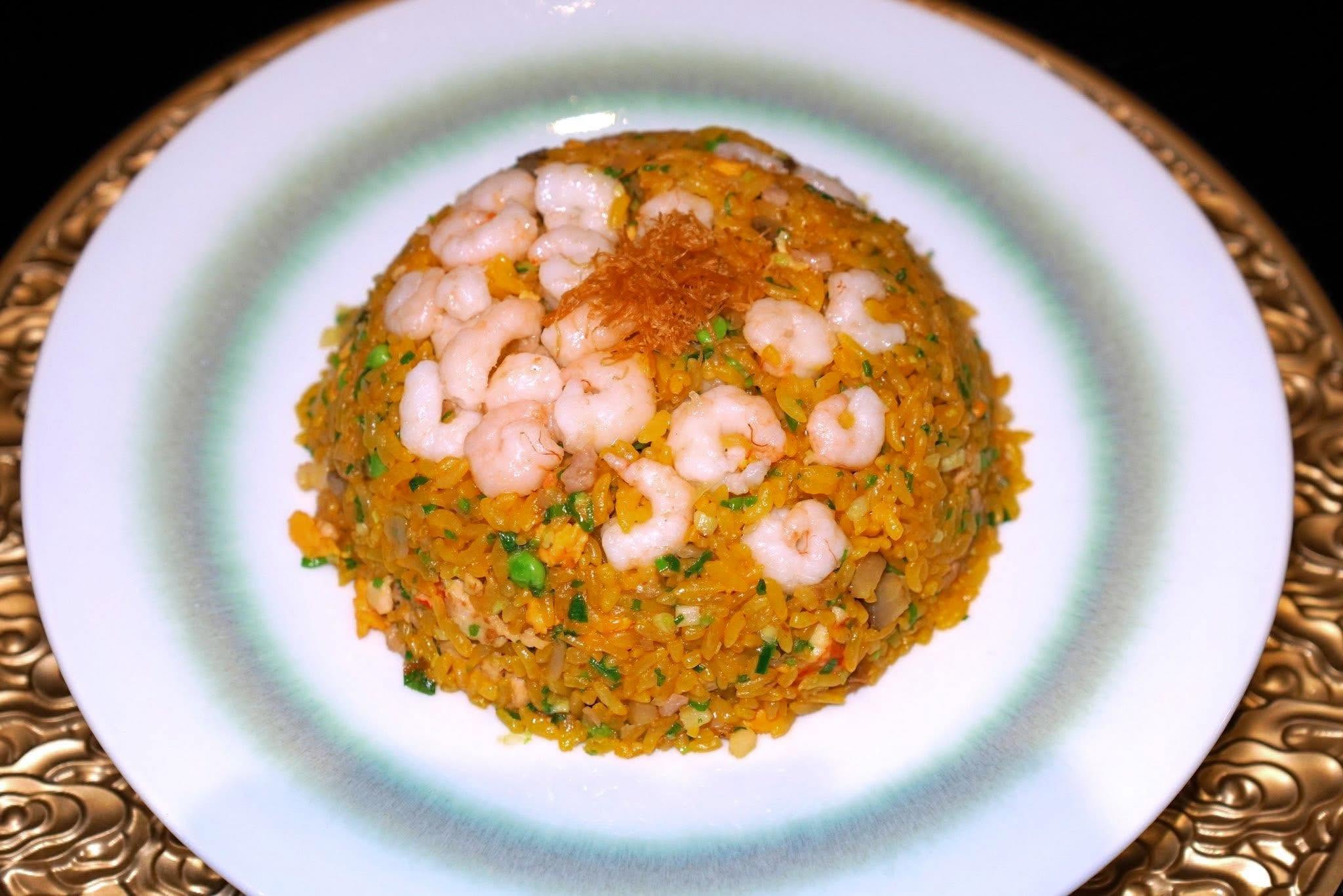 扬州炒饭 (258 MOP+) Yangzhou-style fried rice ข้าวผัดหยางโจวใส่หมูแดง กังป๋วย และเนื้อกุ้งหวาน ข้าวผัดร่วน มีกลิ่นหอมไข่ มีเนื้อสัมผัสสู้ฟันเบา ๆ ของหมูแดงหั่นชิ้นจิ๋ว (16/20)