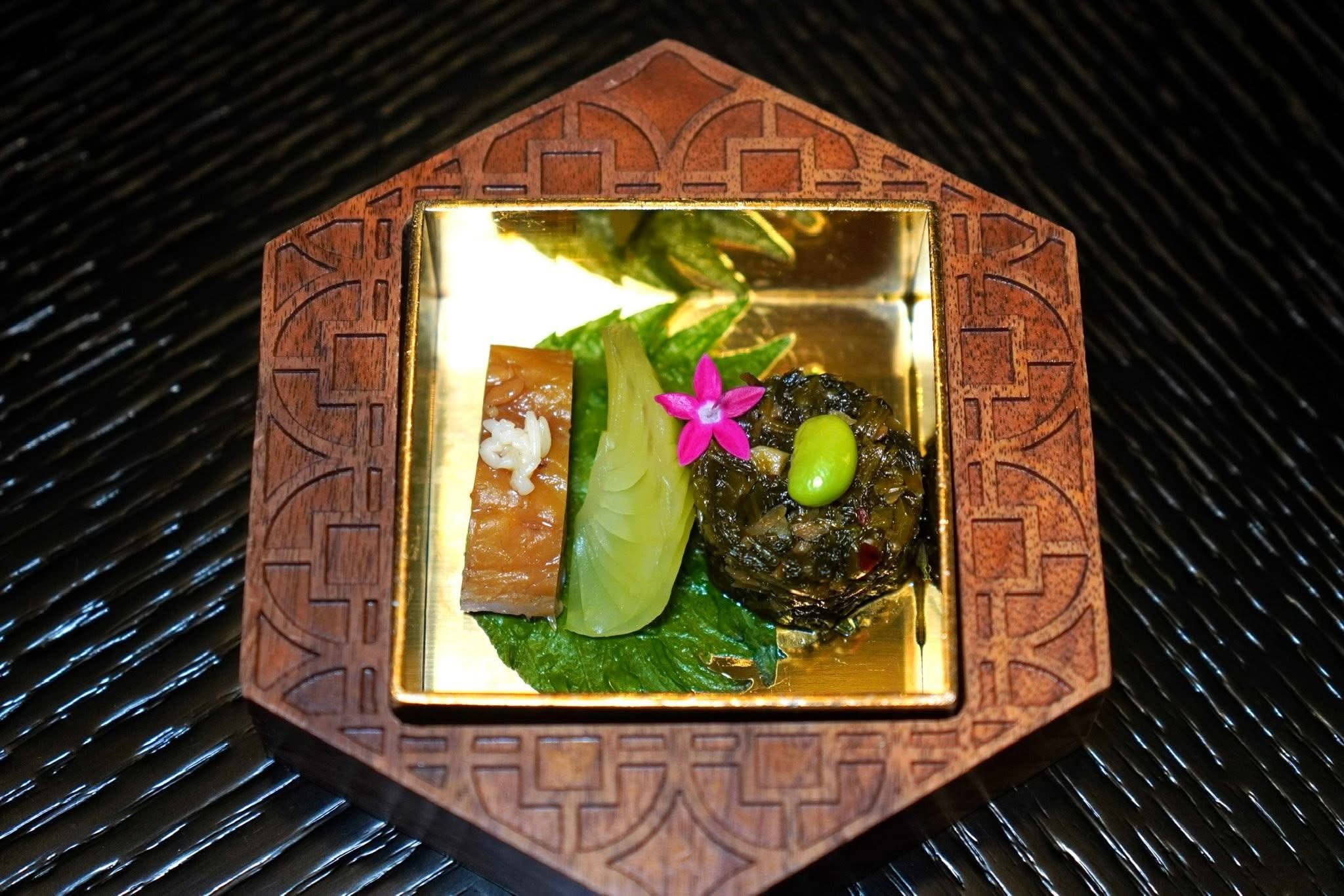 Amuse-bouche ของว่างเรียกน้ำย่อยเสิร์ฟมา 3 อย่างคือเนื้อปลาปรุงกับ Huadiao Chinese Wine ถัดมาคือผักจีนแล่เป็นชิ้นบางกรอบ สุดท้ายคือผักดองสไตล์เจียงซูช่วยตัดรสชาติอาหารได้อย่างลงตัว (15/20)