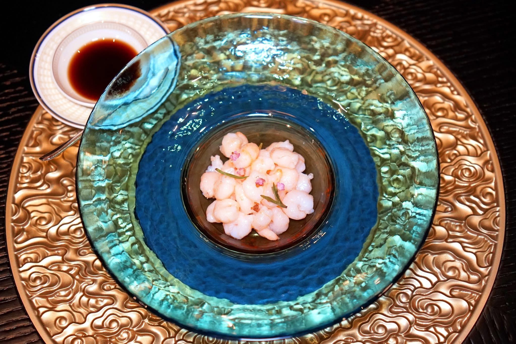 碧螺春手剥河虾仁 (每位) (188 MOP+) Sautéed river shrimp meat with Biluo green tea (per person) หนึ่งในวัตถุดิบล้ำค้าจากแถบห้วยหยางคือเหอเซี่ยหรือกุ้งแม่น้ำไซซ์จิ๋วเสิร์ฟมาแบบปอกเปลือกพร้อมชิม เชฟนำไปผัดกับปี้หลัวชุนซึ่งเป็นชาเขียวจีนชั้นสูงจนได้รสหวานสมดุล ก่อนชิมให้เทราดน้ำส้มสายชูลงไปเพื่อสร้างมิติทางกลิ่นและรสชาติอันซับซ้อน (16/20)