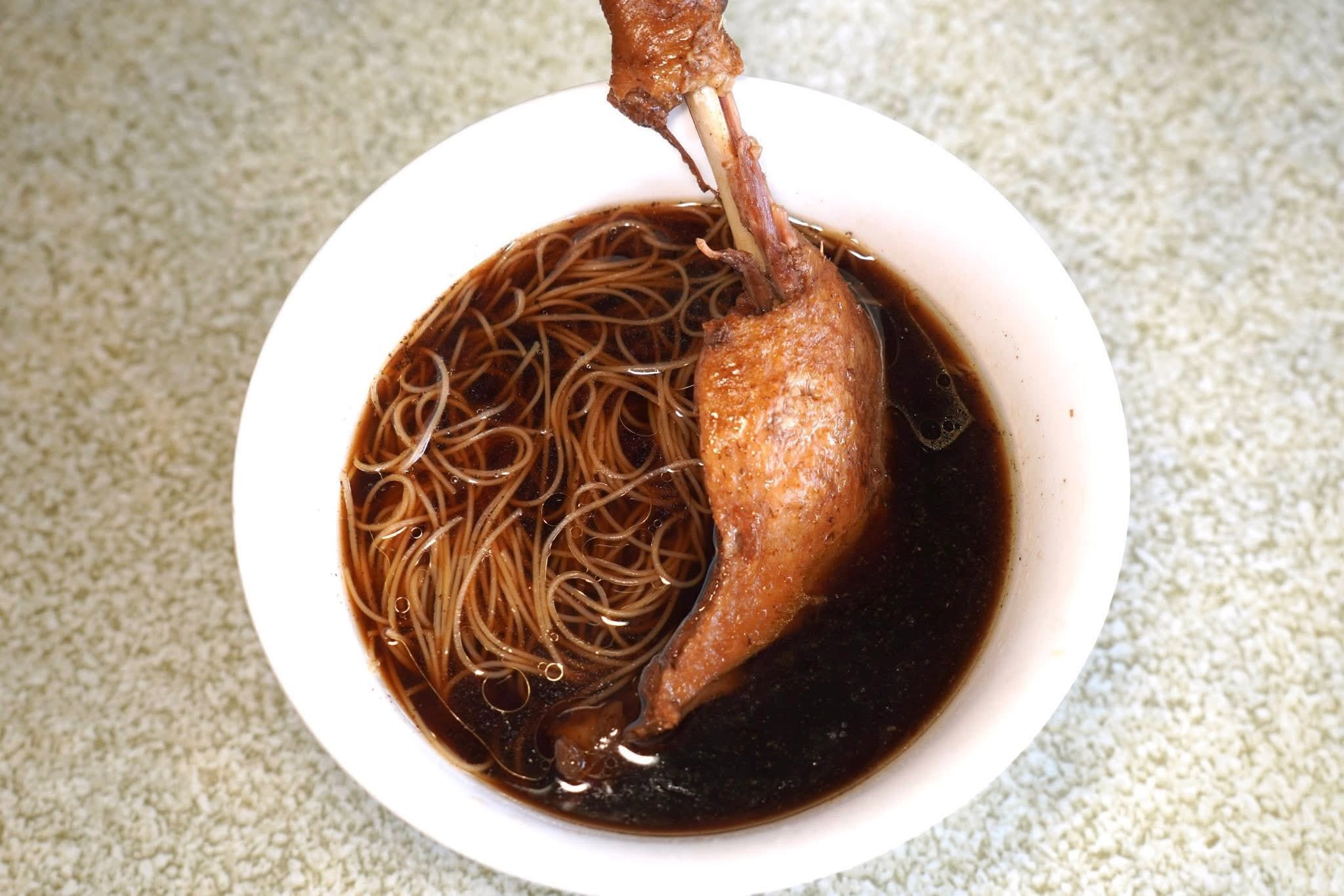 鴨肉油麵 (湯) (60 NTD) Duck Yellow Noodles (Soup) เส้นบะหมี่เหลืองเสิร์ฟมาในน้ำซุปใสหอมกลิ่นกระเทียม รสชาติกลมกล่อมลงตัว (14/20)