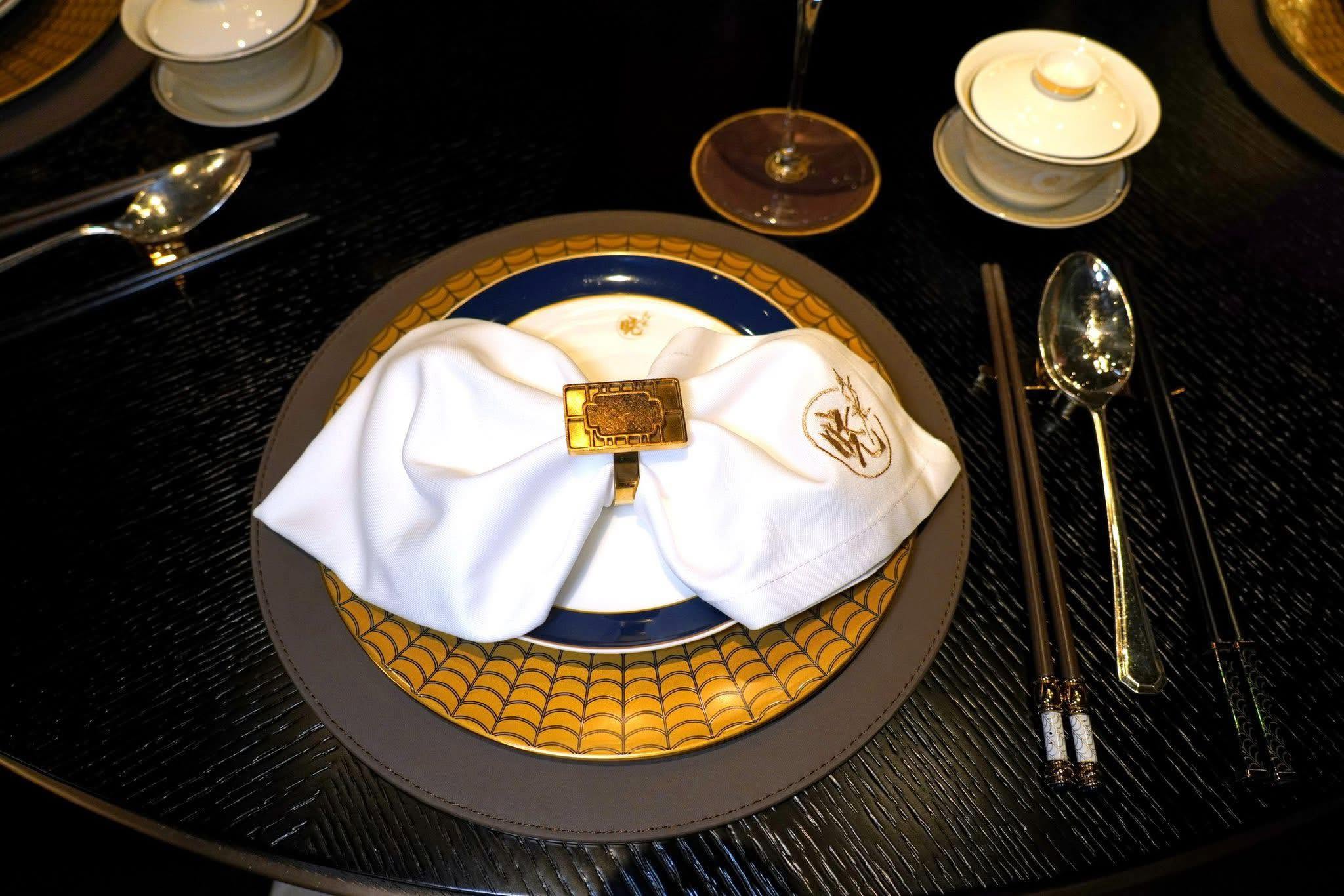 กระแสตอบรับที่ยอดเยี่ยมเหล่านั้นเป็นแรงบันดาลใจให้เขาตัดสินใจเปิดร้านอาหาร Huaiyang Garden โดยได้รับการสนับสนุนจาก Sands China ทั้งยังสามารถคว้ารางวัล 🌟 1 MICHELIN Star มาครองได้ทันทีในปี 2023 ก่อนจะเลื่อนระดับสู่ 🌟🌟 2 MICHELIN Stars ในปี 2024