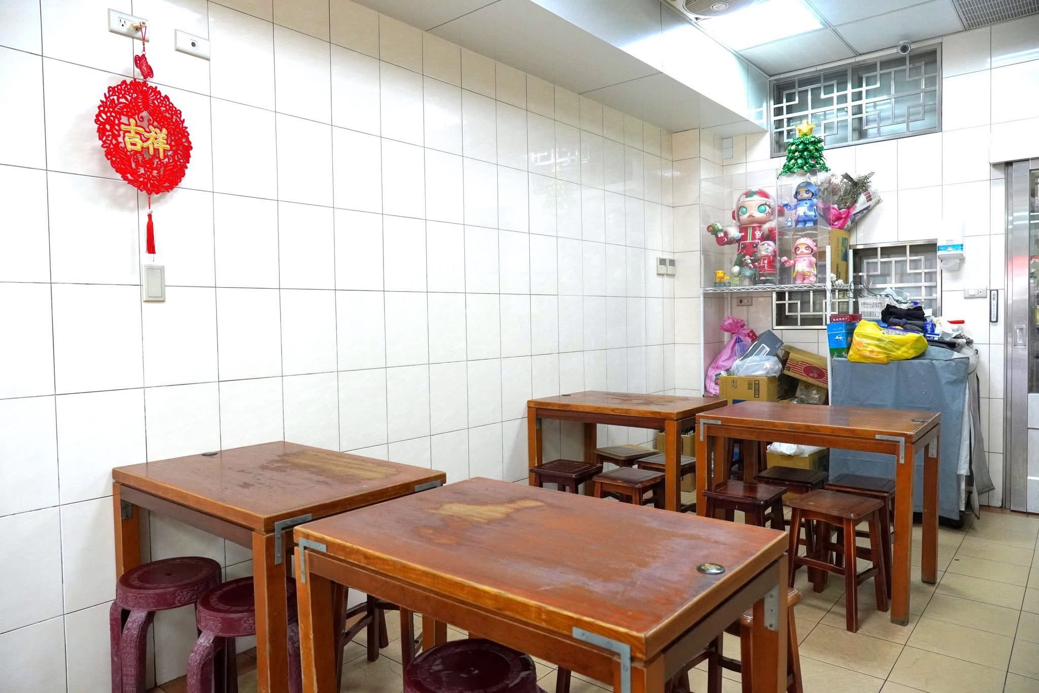 ตัวร้านเปิดทำการมานานเกินกว่า 40 ปีจนมีลูกค้าขาประจำแวะเวียนกันมาชิมอย่างไม่ขาดสาย