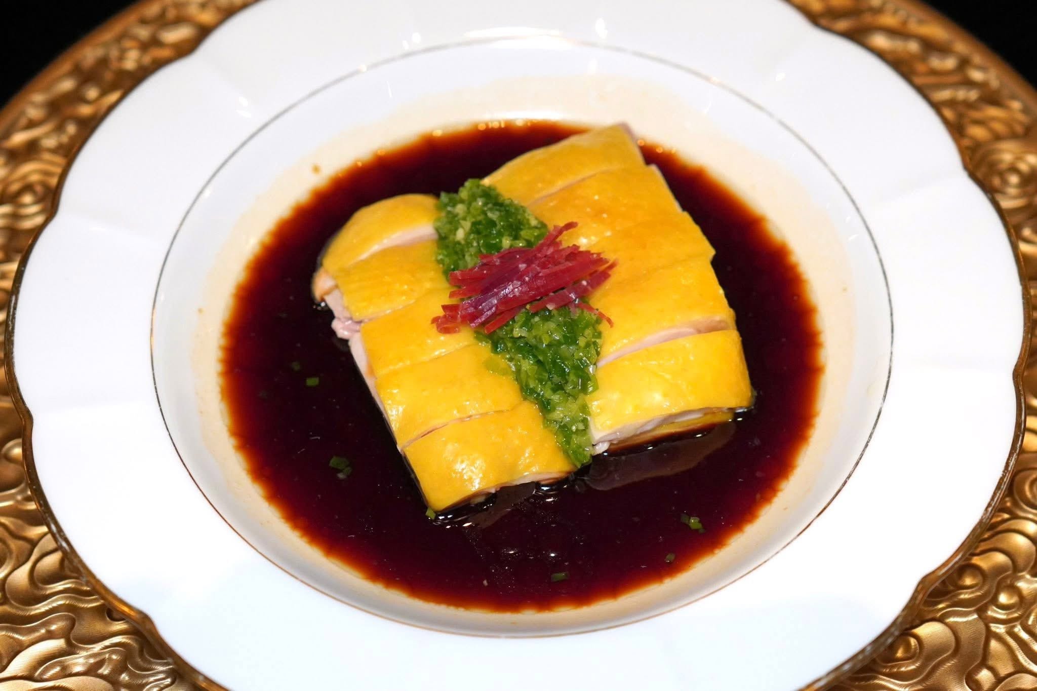葱香三黄鸡 (178 MOP+) Marinated poached chicken in scallion sauce เนื้อไก่เหลือง Poached มาให้มีเนื้อสัมผัสที่นุ่มและฉ่ำ ด้านบนท็อปด้วยอิเบริโก้แฮมและต้นหอม จากนั้นราดด้วยซีอิ๊วรสชาติกลมกล่อม (16/20)