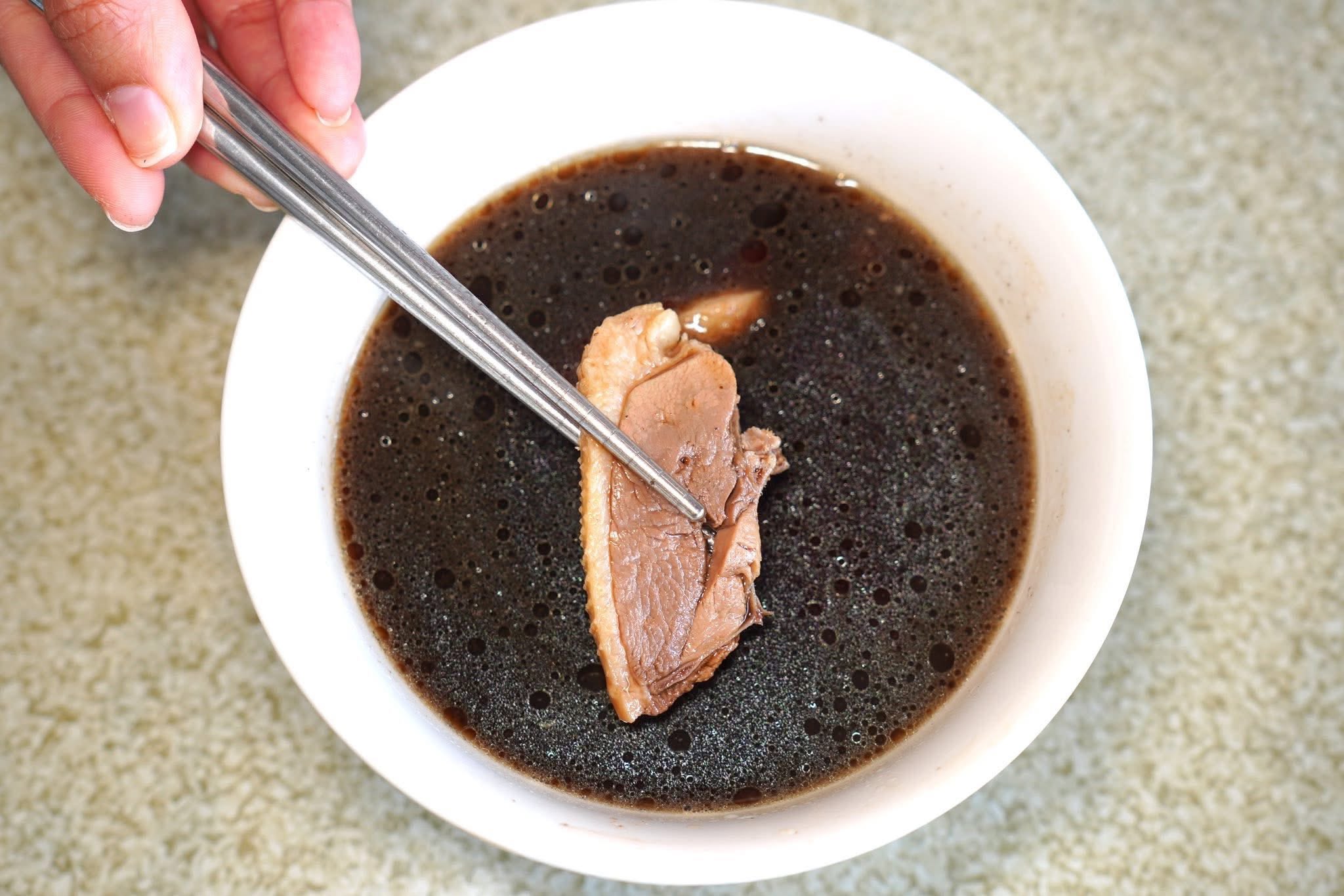 當歸鴨麵線 (70 NTD) Angelica Duck Soup ซุปขาเป็ดเสิร์ฟมากับเส้นหมี่ น้ำซุปมีความหอมของตังกุย (Angelica) รสชาติเข้มข้นมีมิติ (13/20)