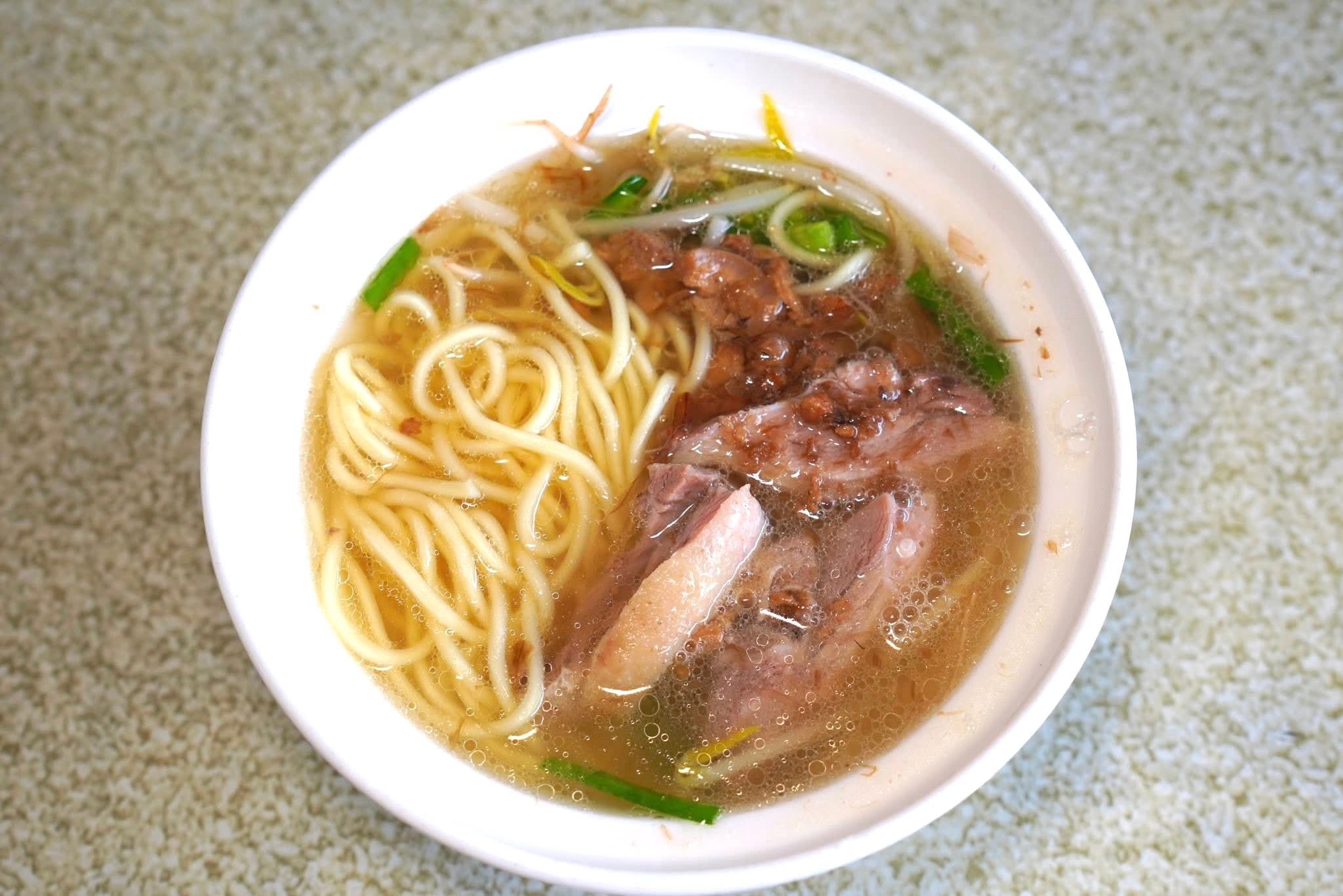鴨肉原味 (胸) (當歸湯) (70 NTD) Smoked Duck (Chest) (Angelica Soup) เนื้อเป็ดรมควันจนเนื้อมีความเฟิร์มมากขึ้น ทางร้านมีให้เลือกหลายส่วนเสิร์ฟมาในน้ำซุปตังกุยเข้มข้น (13/20)